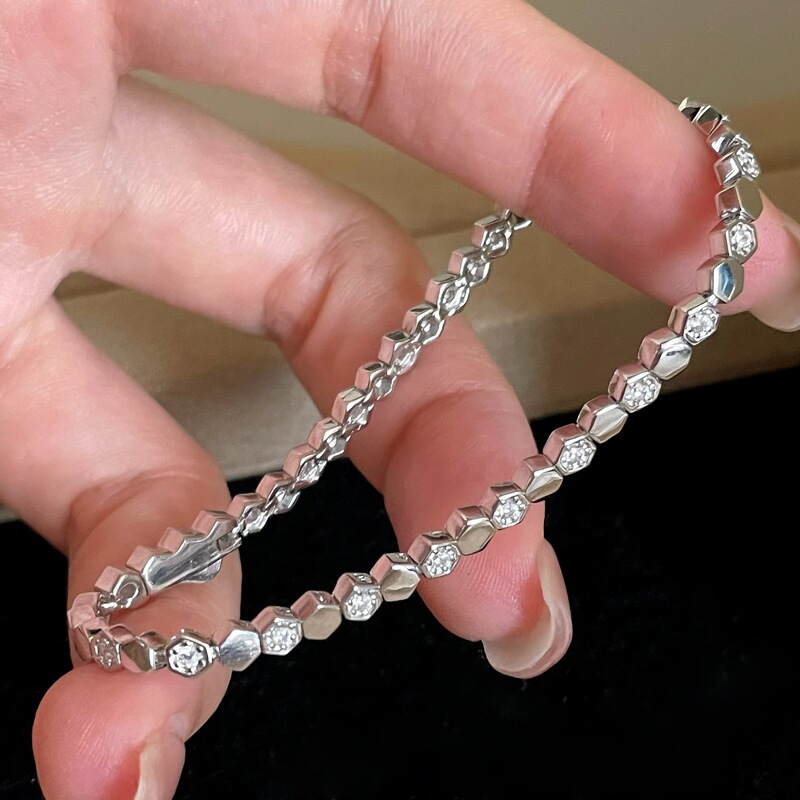 S925 sterling silver diamond-studded honeycomb bracelet, a lightweight and versatile piece with a luxurious feel, featuring a unique and trendy design S925 sterling silver diamond-studded honeycomb bracelet, a lightweight and versatile piece with a luxurious feel, featuring a unique and trendy design