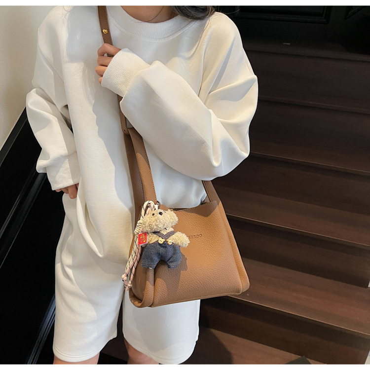 This year's popular bags for ladies are the 2025 new Korean-style simple and versatile crossbody bag and the retro commuting hand-held bucket bag undefined