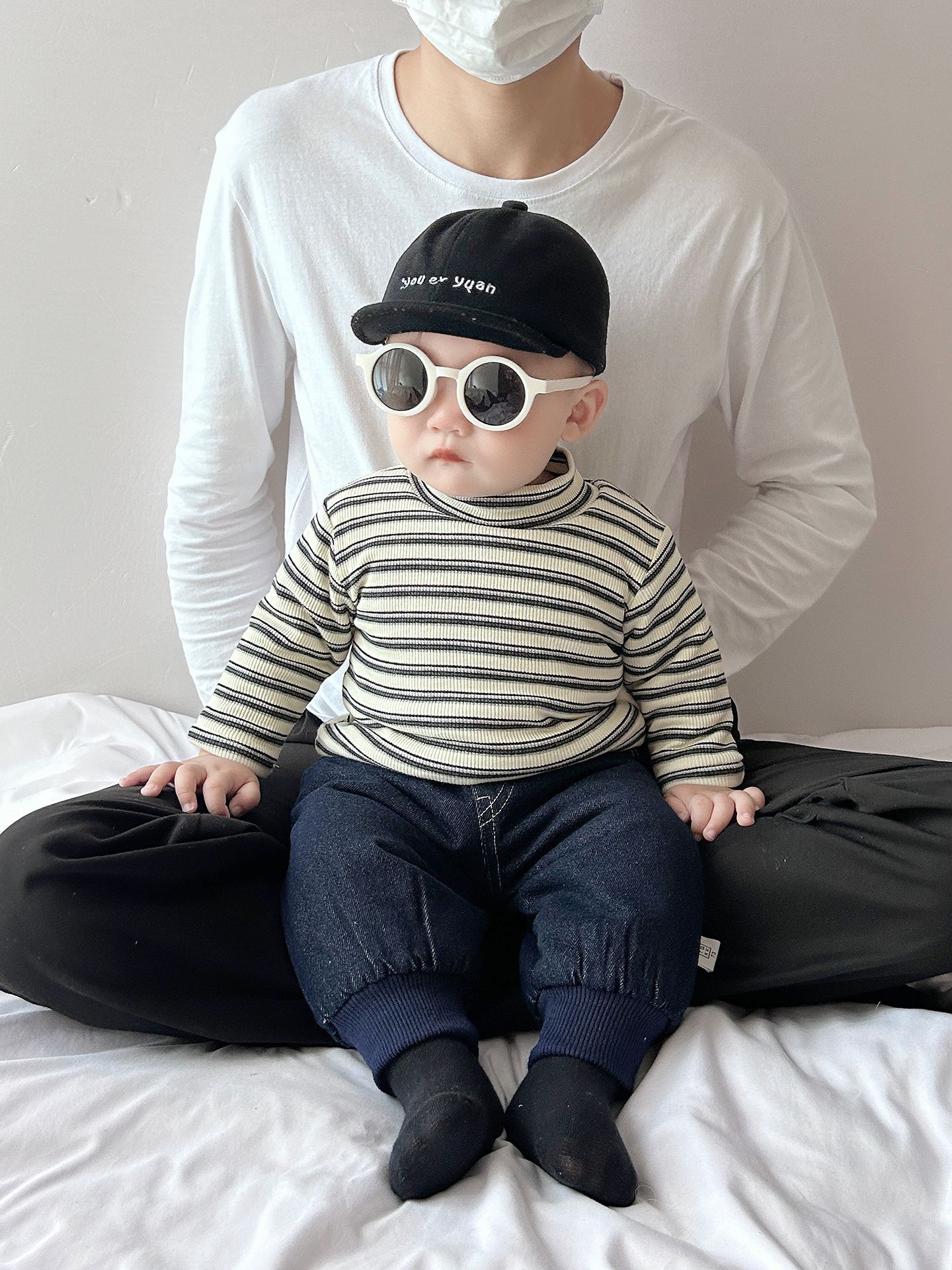 Camiseta de base de algodón caliente para bebés 2025 invierno nuevo estilo de bebés de estilo extranjero estriado medio cuello alto camiseta de manga larga