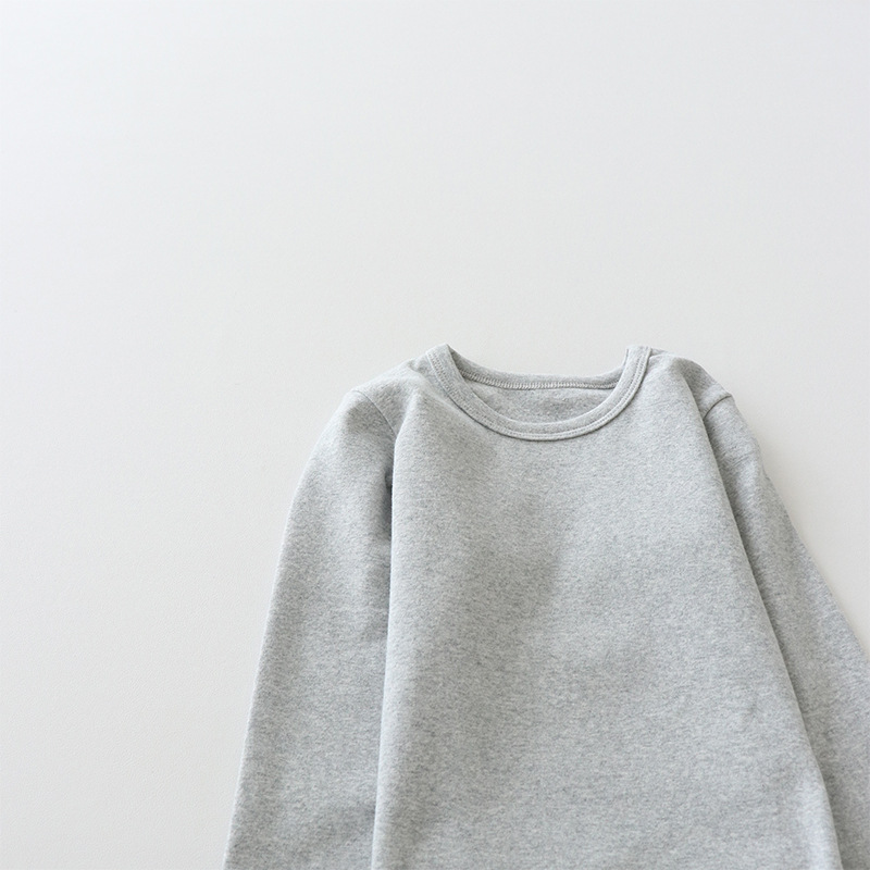 Camiseta de manga larga de algodón puro para niños 2026, camiseta básica para primavera y otoño, top cepillado de cuello redondo de color liso y corte holgado para niños y niñas.