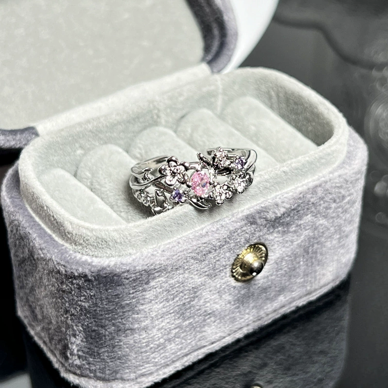 Cute small sophisticated one size design ring, flowered, simple and elegant design