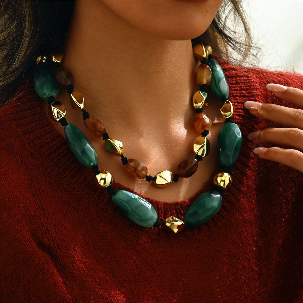 Retro fashionable necklace handmade from pearl