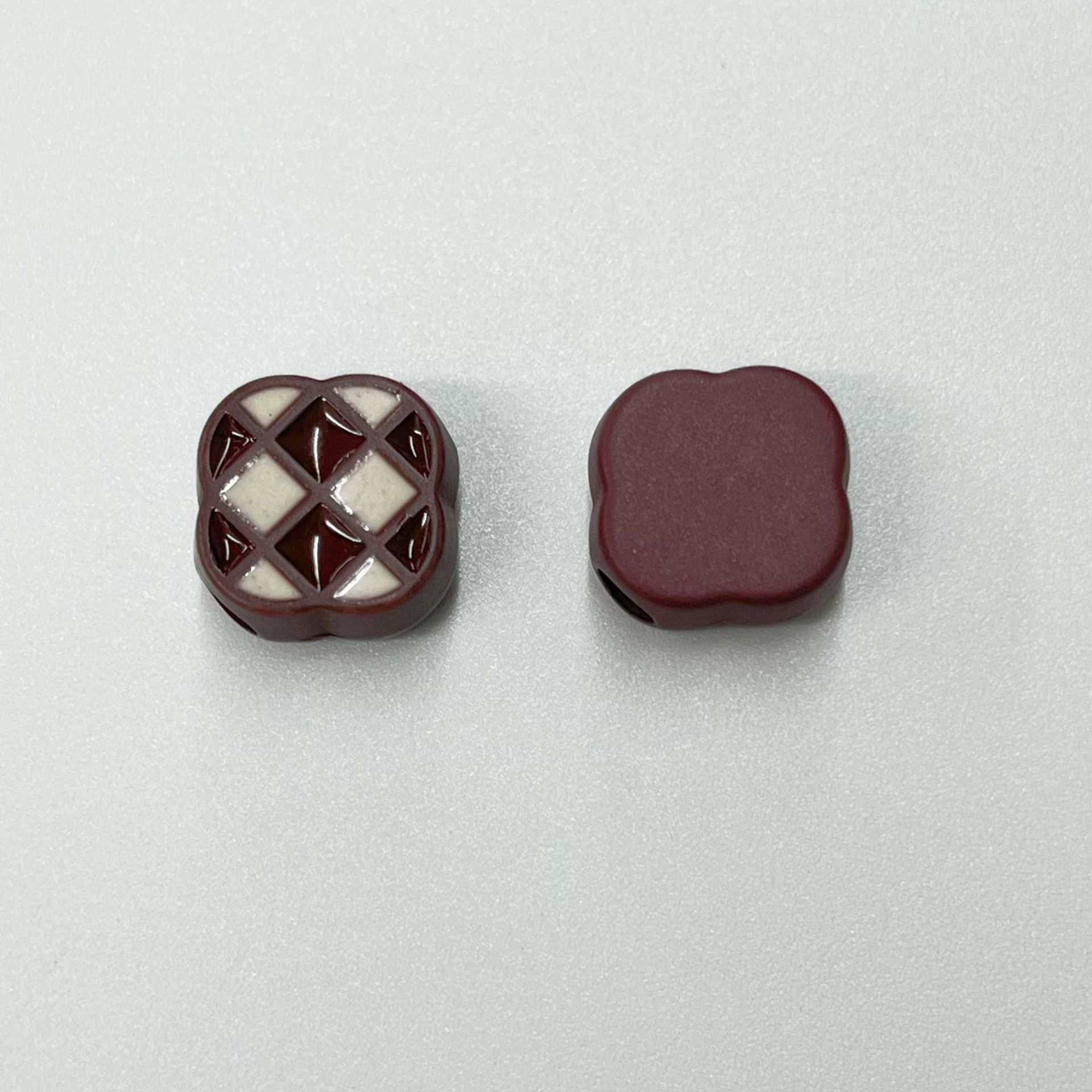 버건디 사각형 길이 폭 13mm 높은 7mm 구멍 5mm