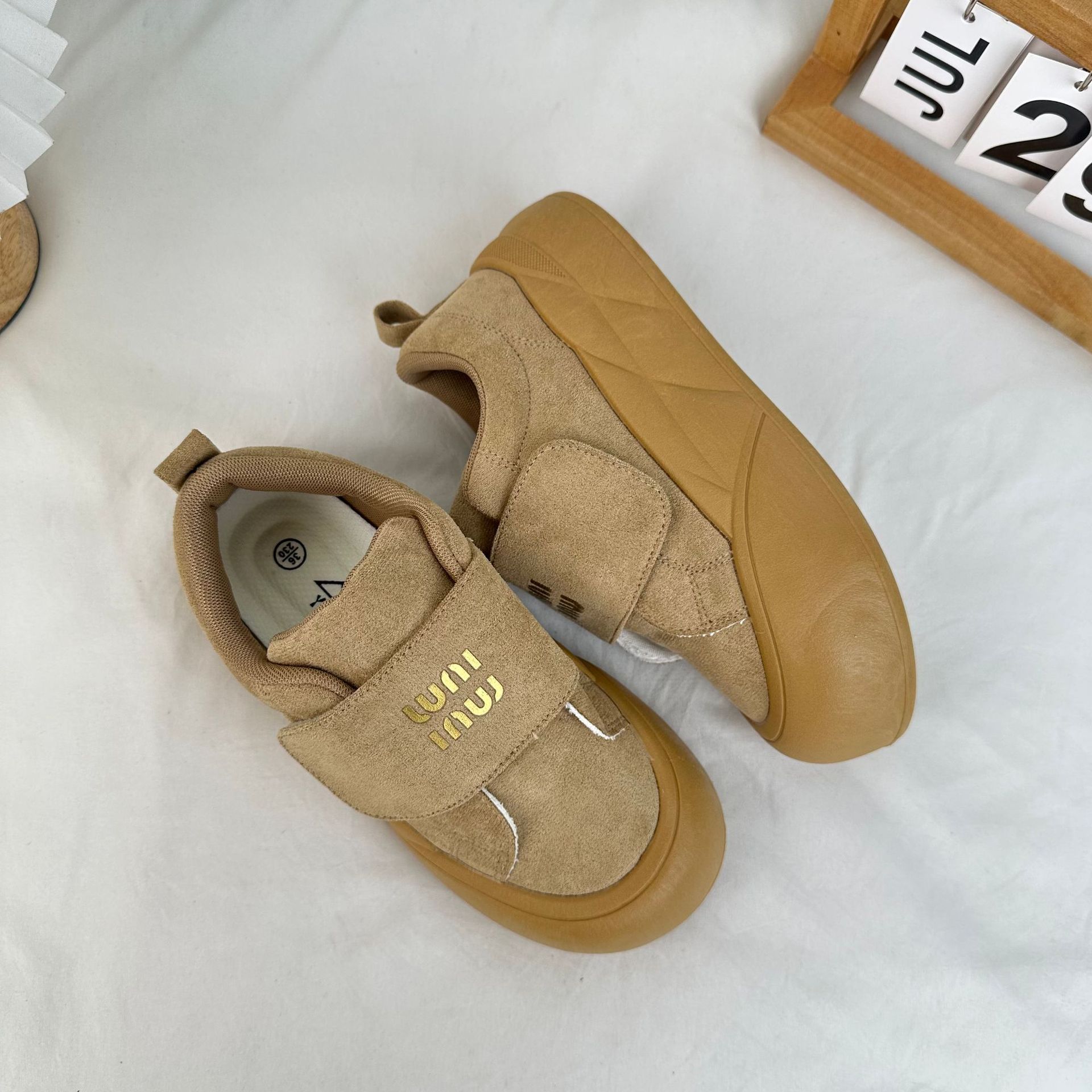 Yuanbo 2024 nuevos zapatos blancos de pastel ligero, zapatos de pan de cabeza grande, zapatos populares coreanos de suela gruesa y feia.