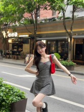 纯欲辣妹背心连衣裙女夏季2025新款复古波点露背打揽收腰A字短裙