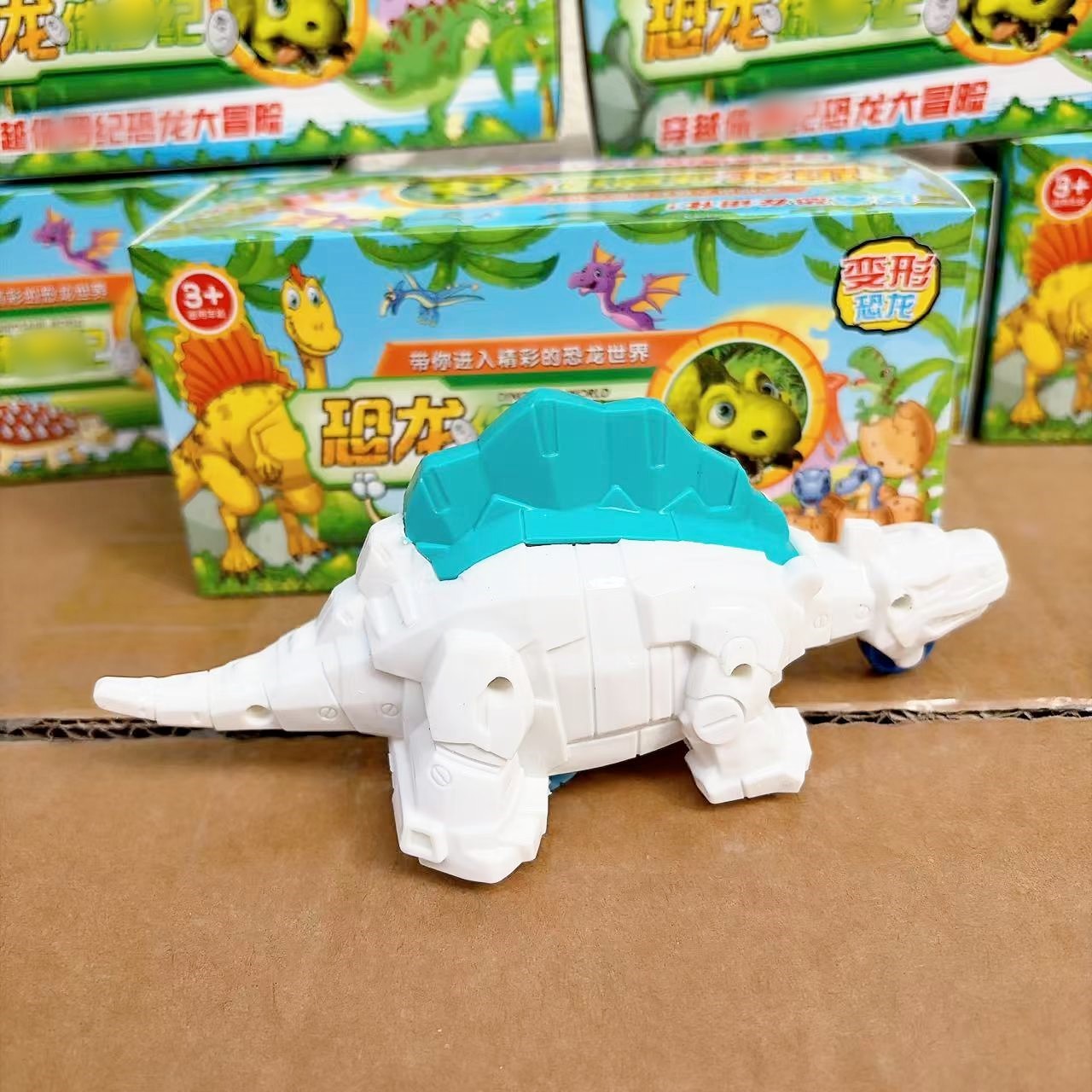 Juguetes de caja de colores para niños dinosaurios patineta deformación modelo de juguetes para niños 2 yuanes al por mayor