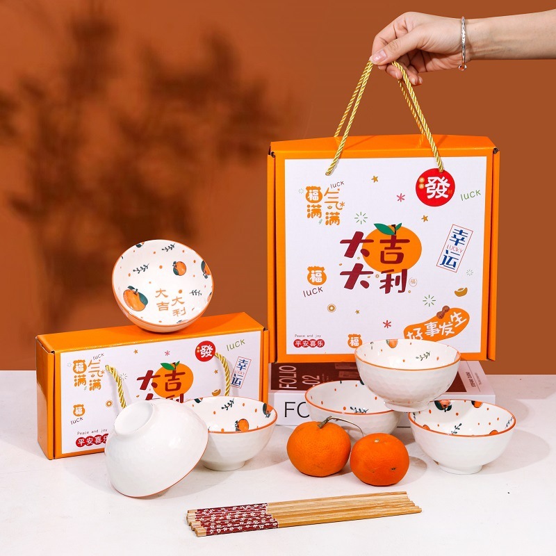 お土産の小さなプレゼントの新しい店がオープンして、お客様にプレゼントの陶磁器食器セットをプレゼントします。|undefined