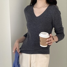 线条利落 V型剪裁适当露肤显瘦简洁大气全羊毛软糯针织内搭上衣女