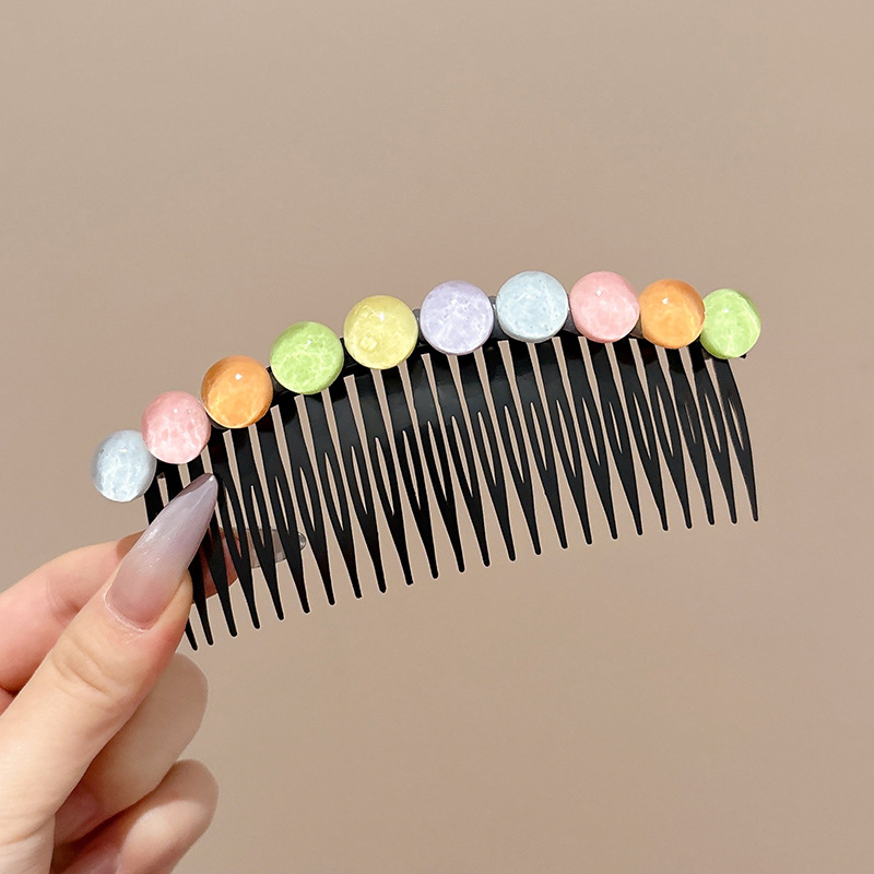 Arteto de acabado de cabello roto de niña