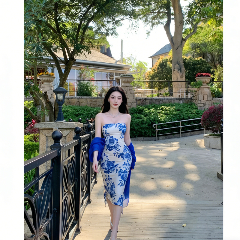 Blue and white porcelain print sleeveless strapless dress for women, summer slim-fit mid-length dress with a waist-cinching and hip-hugging design