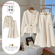 �붬����һ����С���L��ɫᘿ���Ů�¿��OӋ�и����@�ݰ���ȹ���b