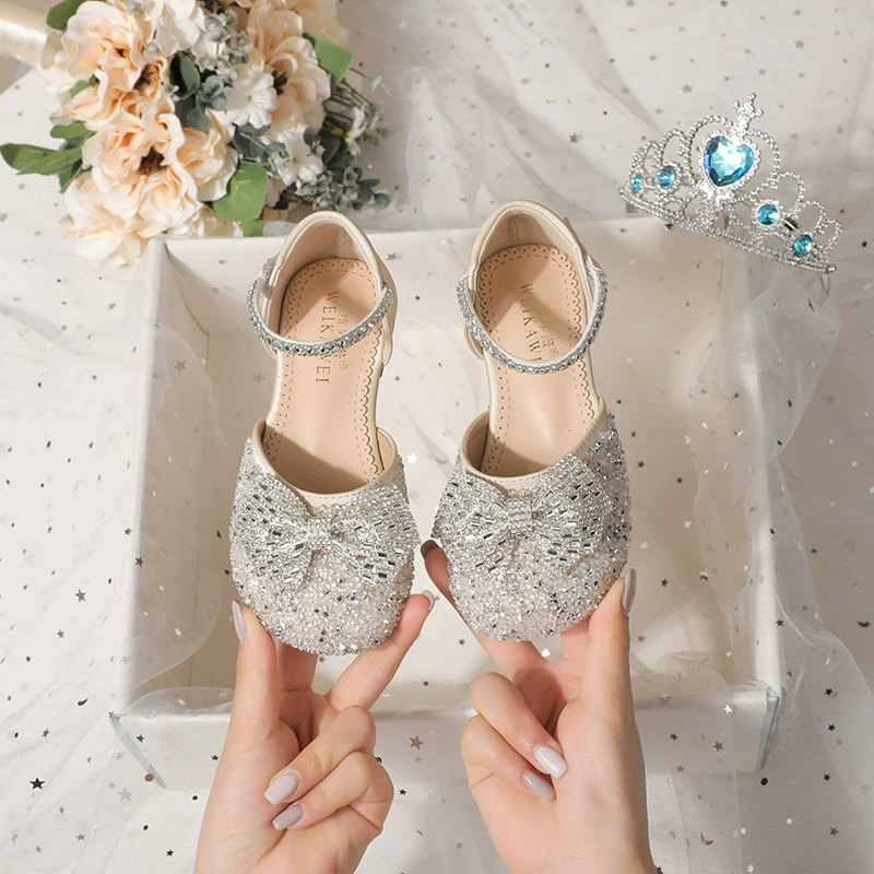 Сандалии для девочек обувь принцессы Баотоу 2025 весна и лето новые детские полые одиночные туфли дикие детские кожаные туфли хрустальные туфли