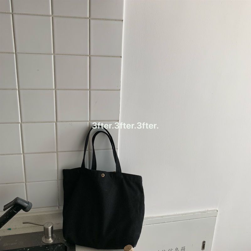 ボタン付きの黒い小さなバッグ