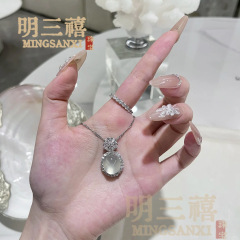 氷種の玉髄の円形の白い瑪瑙のネックレスの女性の高氷の透明なペンダントの鎖の鎖の軽い贅沢な高級感は彼女にあげます。