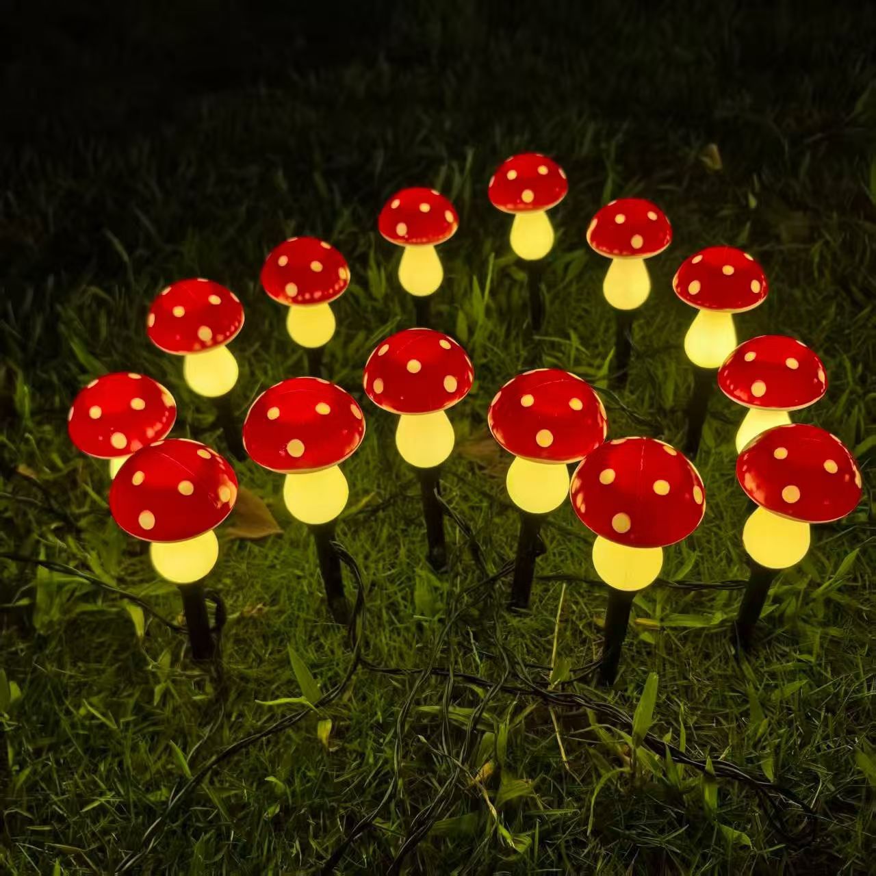 Luz solar de tierra de hongos LED Grieta de hongos Luz decorativa de jardín Luz de césped de hongo rojo impermeable al aire libre