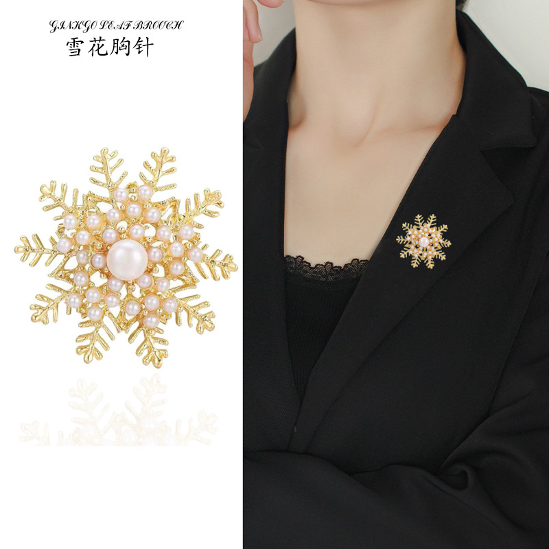 European and American jewelry wholesale Pearl Snowflake Brooch women's high-grade rhinestone corsage pin clothes accessories Christmas brooch