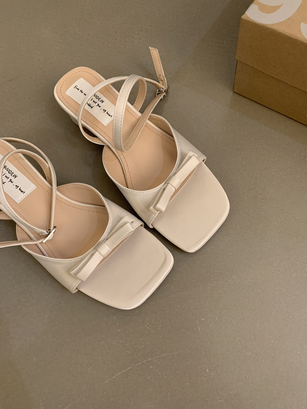 Zapatos de tacón alto con lazo de viento de noche francés, sandalias plateadas, sandalias y pantuflas de tacón grueso de verano con falda, zapatos de hadas