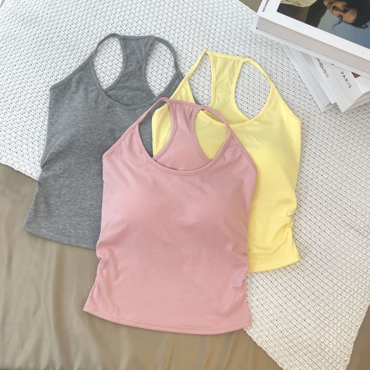 Nuevo estilo americano de espalda dulce y picante hermoso estilo de Hong Kong pequeño cinturón con cojín de pecho base dentro con chaleco de verano para colgar la chaqueta de cuello