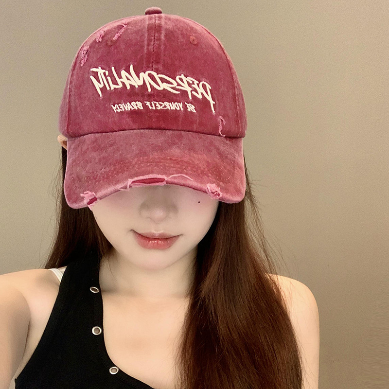 Retro de alta calidad hace viejos bordados ciruela sombrero de béisbol rojo para mujeres primavera 2025 nuevo sombrero de boca de pato cara