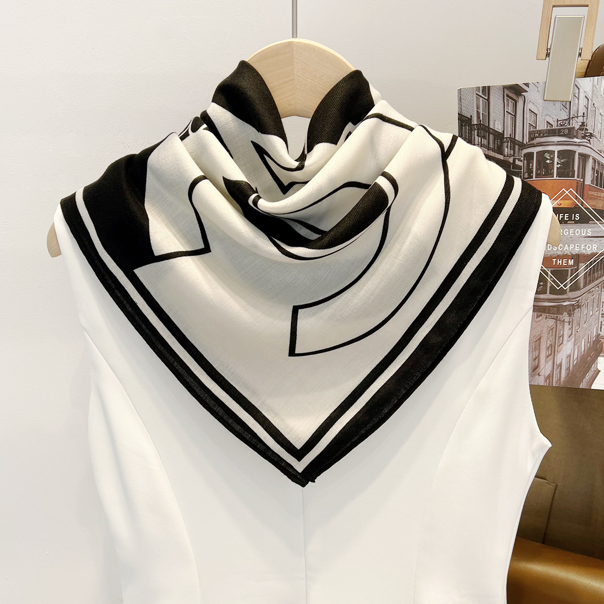 2025 nueva bufanda de seda de camelia en blanco y negro con bloques de color de estilo japonés y coreano, bufanda cuadrada versátil para combinar todos los días con trajes y camisas