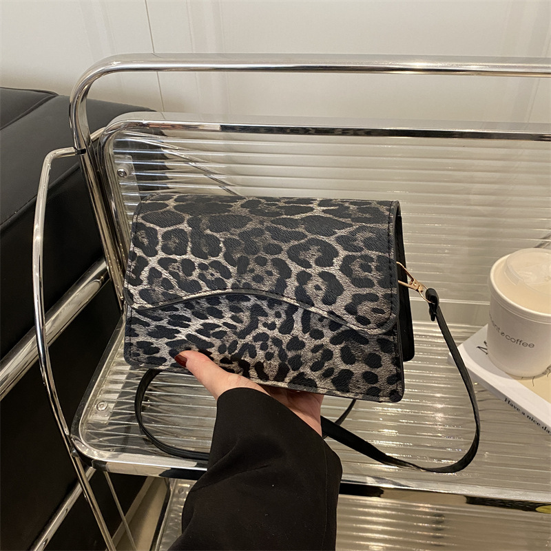 Bagos de brazo estampados de leopardo de estilo extranjero mujeres 2025 primavera de moda europea y americana retro viaje bolso de hombro bolso de forma pequeña