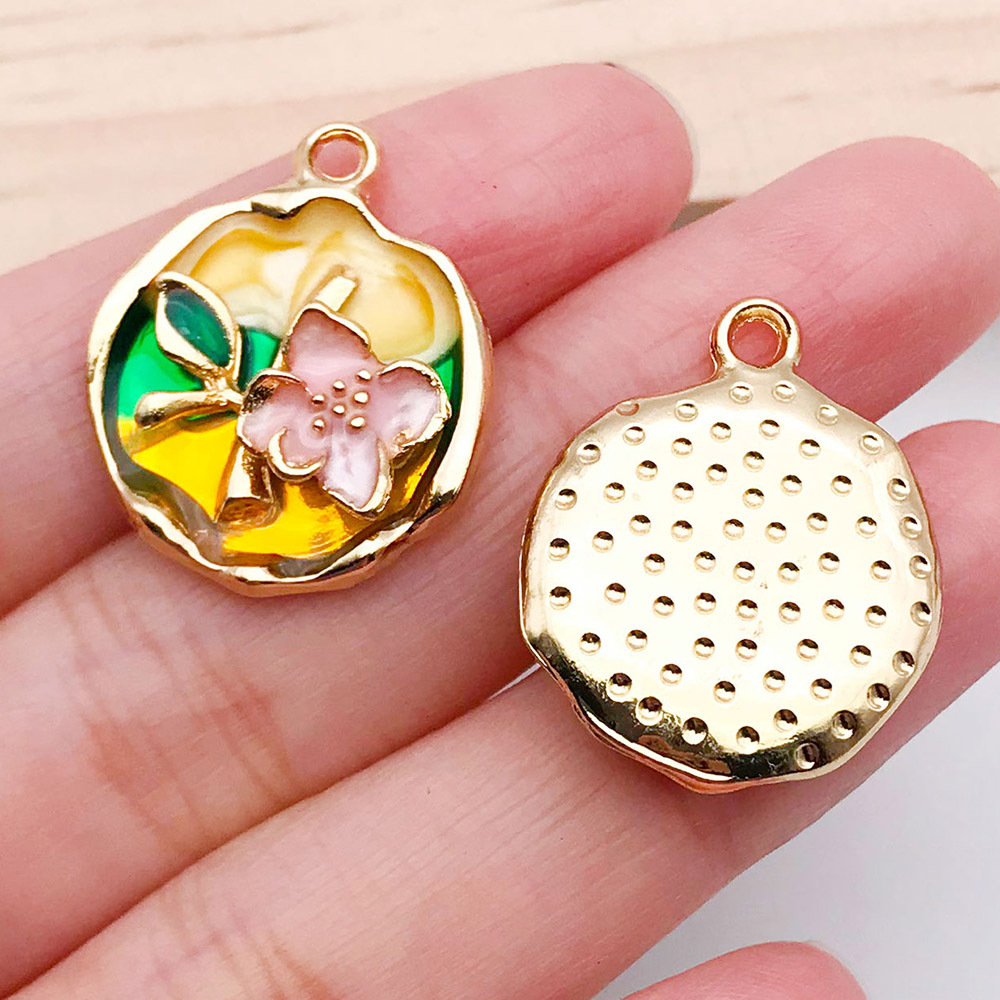 Colgante ovalado con flor y perlas estilo elegante