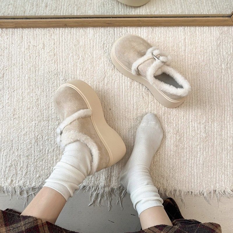 Aumentar la altura de calentamiento de los zapatos de algodón de fondo grueso para mujeres 2026 nuevo invierno retro en línea explosión de zapatos de lana gruesa