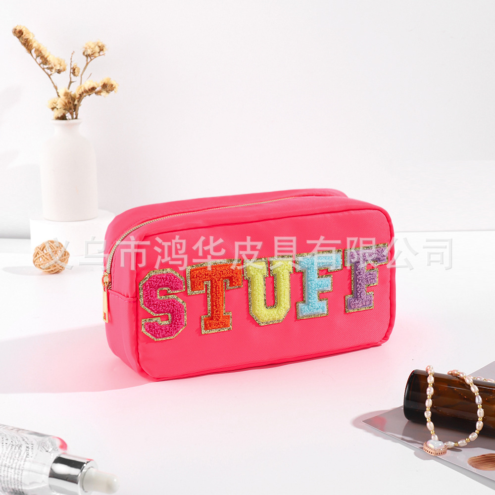 Suministro directo de fábrica de moda Toalla de color sólido bordado de nylon carta bolsa de cosméticos bolsa de almacenamiento de gran capacidad impermeable ocasional de las mujeres