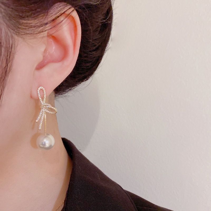 Bow Pearl Earrings Image 3