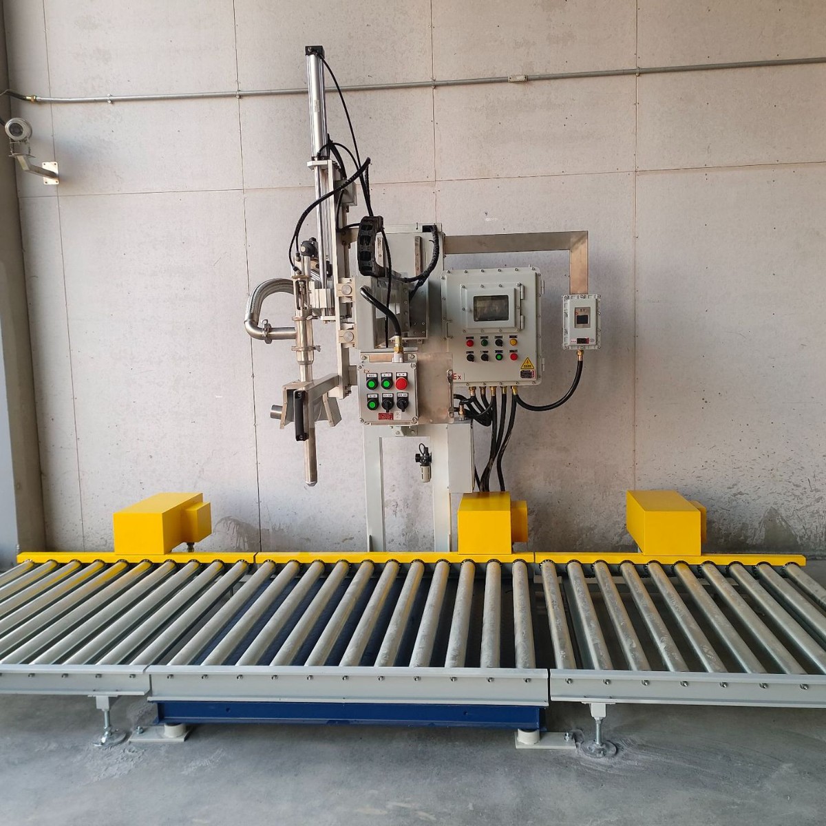 摇臂式4桶200L液体灌装机 IBC吨桶共用定量称重设备 精度高适用广