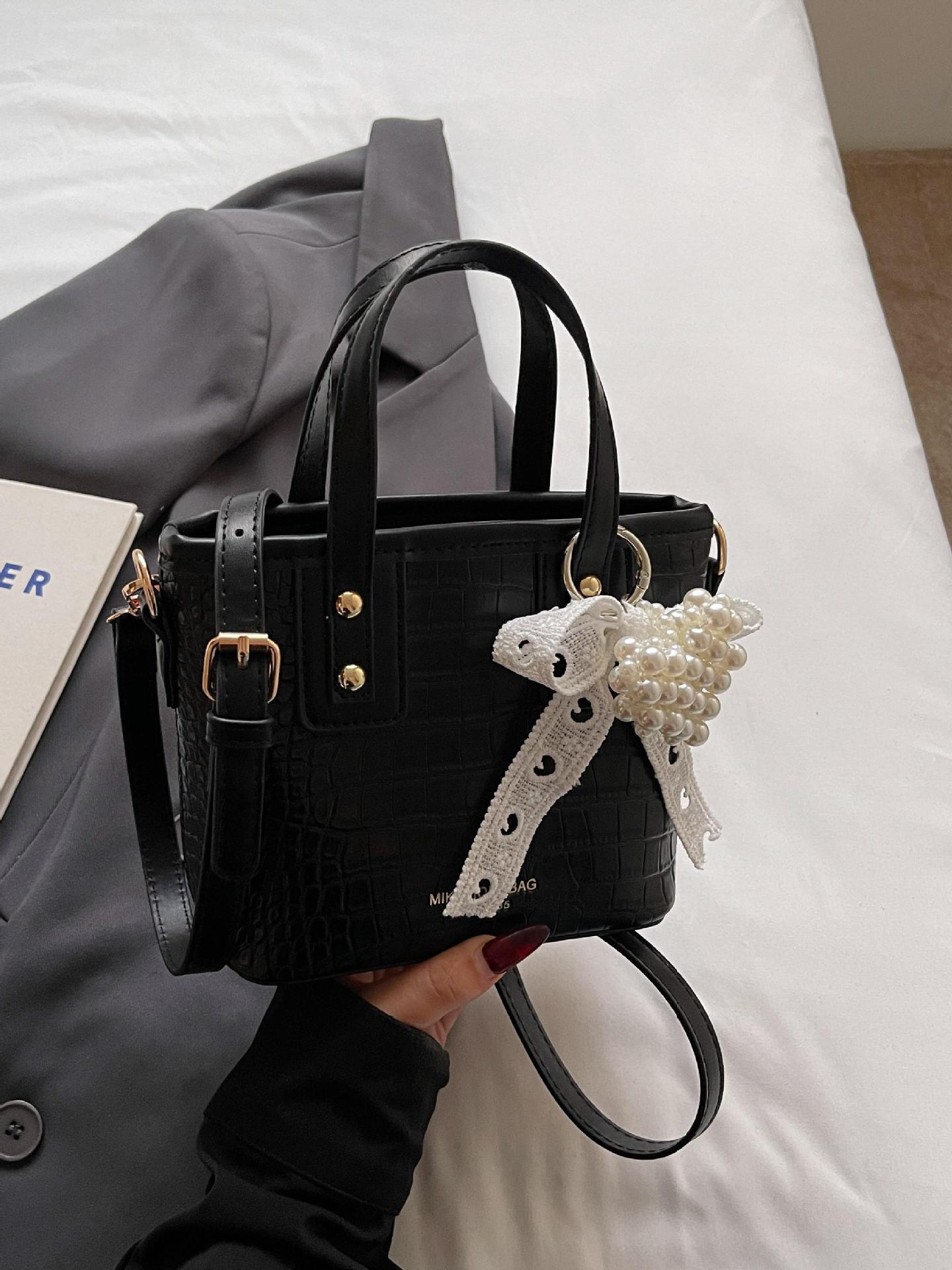 Bolso de cubo de mano súper fuego transfronterizo para mujer 2025 nuevo bolso de hombro con patrón de cocodrilo casual salvaje bolso de mensajero de moda