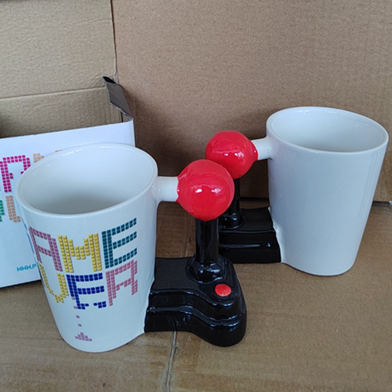 Mango de juego creativo taza de cerámica máquina de juego de letras de color balancín taza de agua de cerámica taza de café de dibujos animados