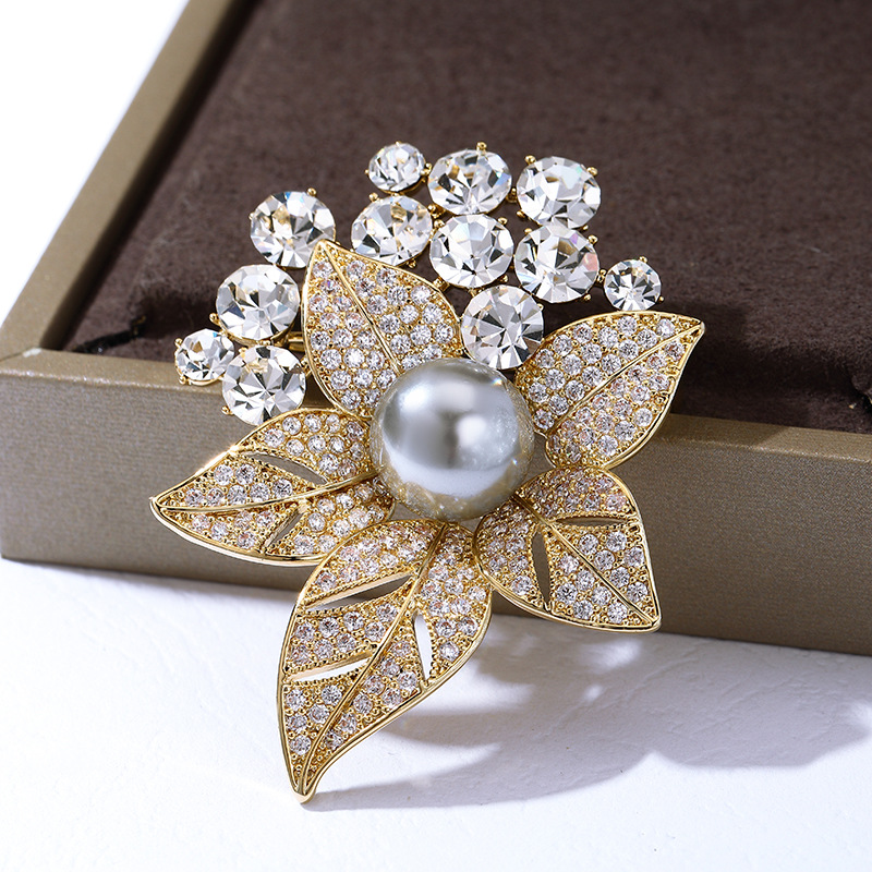 Spilla con perle naturali accessorio di lusso elegante donna_voghion.com