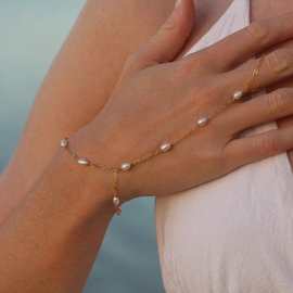 欧美时尚简约流行手链饰品女士小众轻奢不锈钢淡水珍珠链条手指链