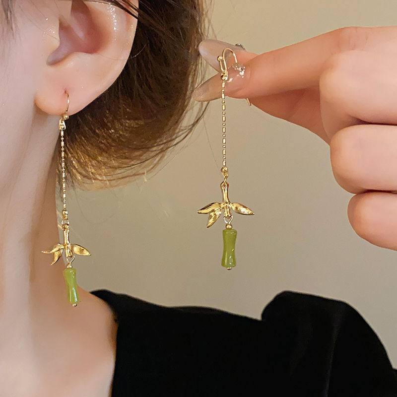 Pendientes de perlas de tendencia de moda de aguja de plata Pendientes pequeños y exquisitos de todo fósforo Pendientes de alta gama de lujo ligero al por mayor mujeres
