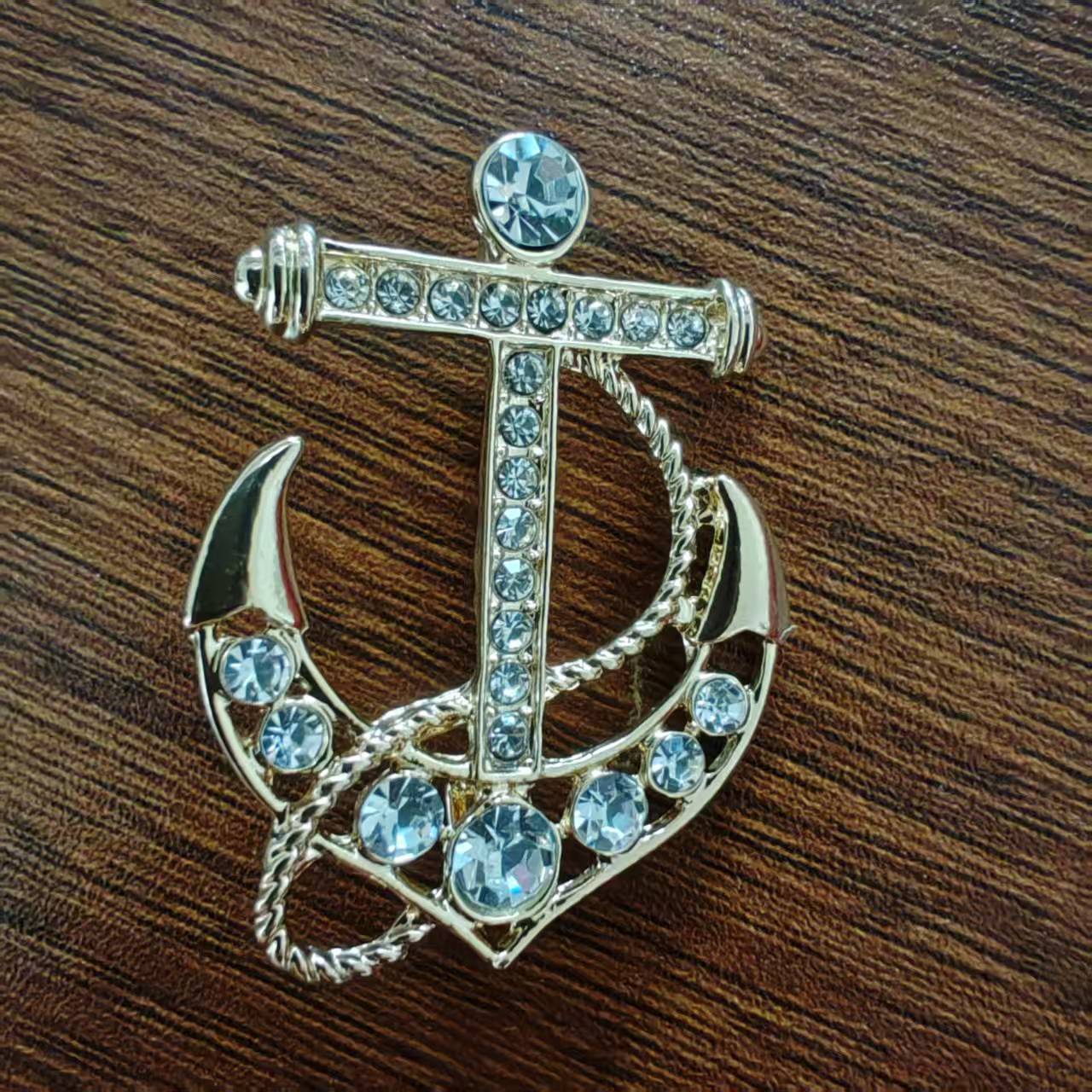 Broche de alto grado nicho bufanda hebilla aleación estilo coreano diamante incrustado abrigo perla ramillete ropa pin accesorios al por mayor