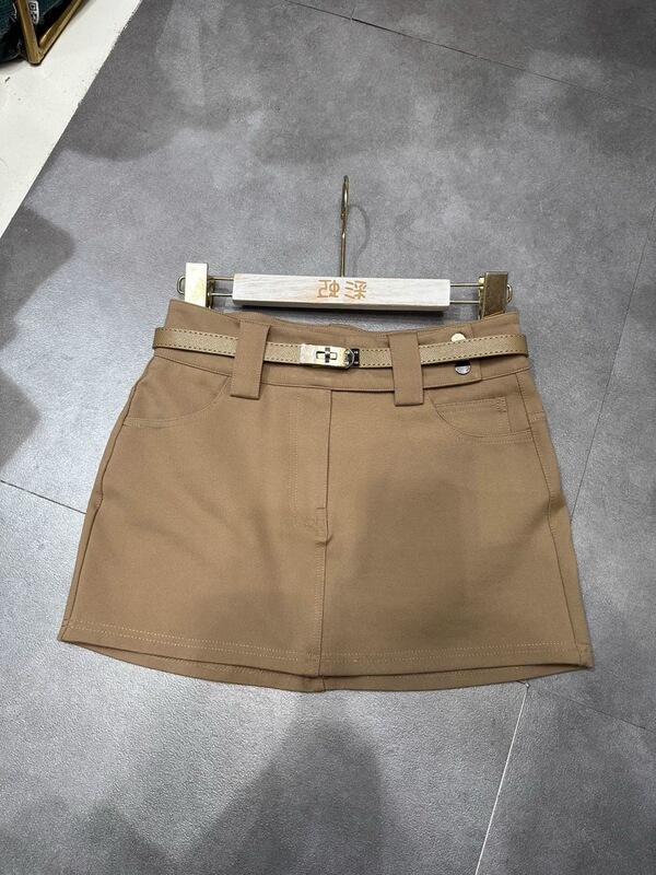 Hot Girl Wears High-Waisted A-Line Suit Skirt with Belt, American Retro Slimming Look and Versatile Hip-Hugging Short Culottes