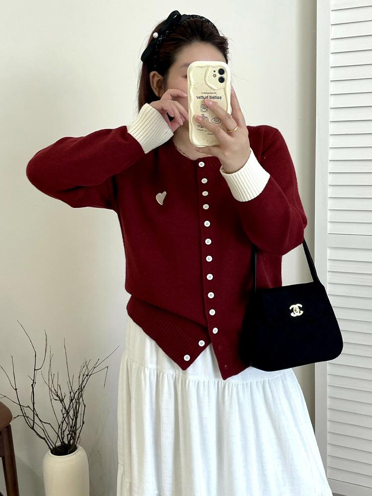 Plus-size women's color-blocking long-sleeved top, embroidered heart-shaped coat, winter 2025 knitted cardigan for chubby girls, 23255