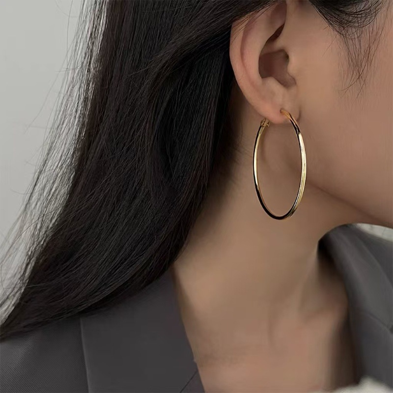 Cross-Border Popular Large Hoop Earrings, Light Luxury, High-End Niche Design, Women's Gold Earrings, Temperament, Fashionable Plain Hoops Cross-Border Popular Large Hoop Earrings, Light Luxury, High-End Niche Design, Women's Gold Earrings, Temperament, Fashionable Plain Hoops
