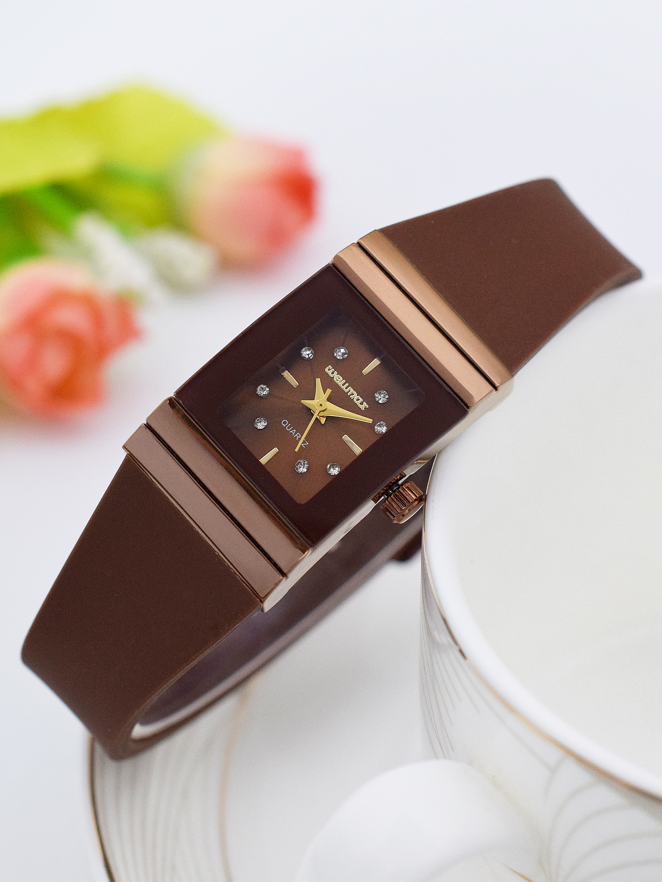 Heiße verkaufende neue kleine quadratische Damenuhr mit Silikonband, modische Damenuhr mit Diamanteinlage, trendige und personalisierte Quarzuhr_voghion.com