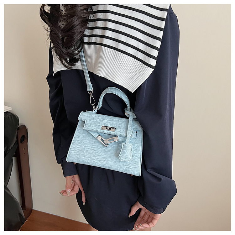 This year, a new women's casual summer single-shoulder crossbody bag with a niche design is in vogue. The hand-held small square bag is popular undefined