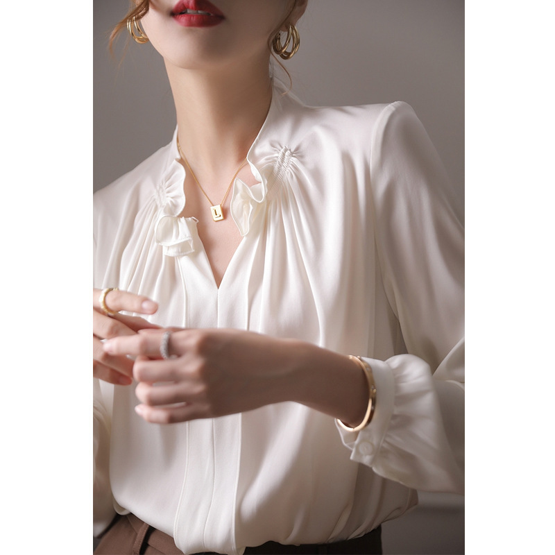 白いシルクの上着の女性のデザイン感があります。|undefined