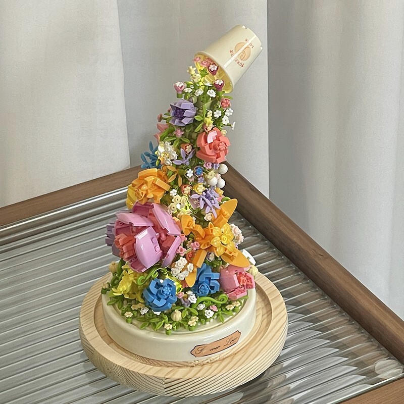 積み木の花がバラのオルゴールを飾っています。|undefined