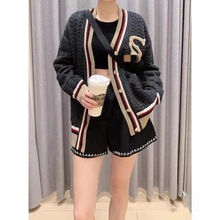 法单S家2022年秋冬细看复古学院风双S字母宽松撞色V领针织开衫