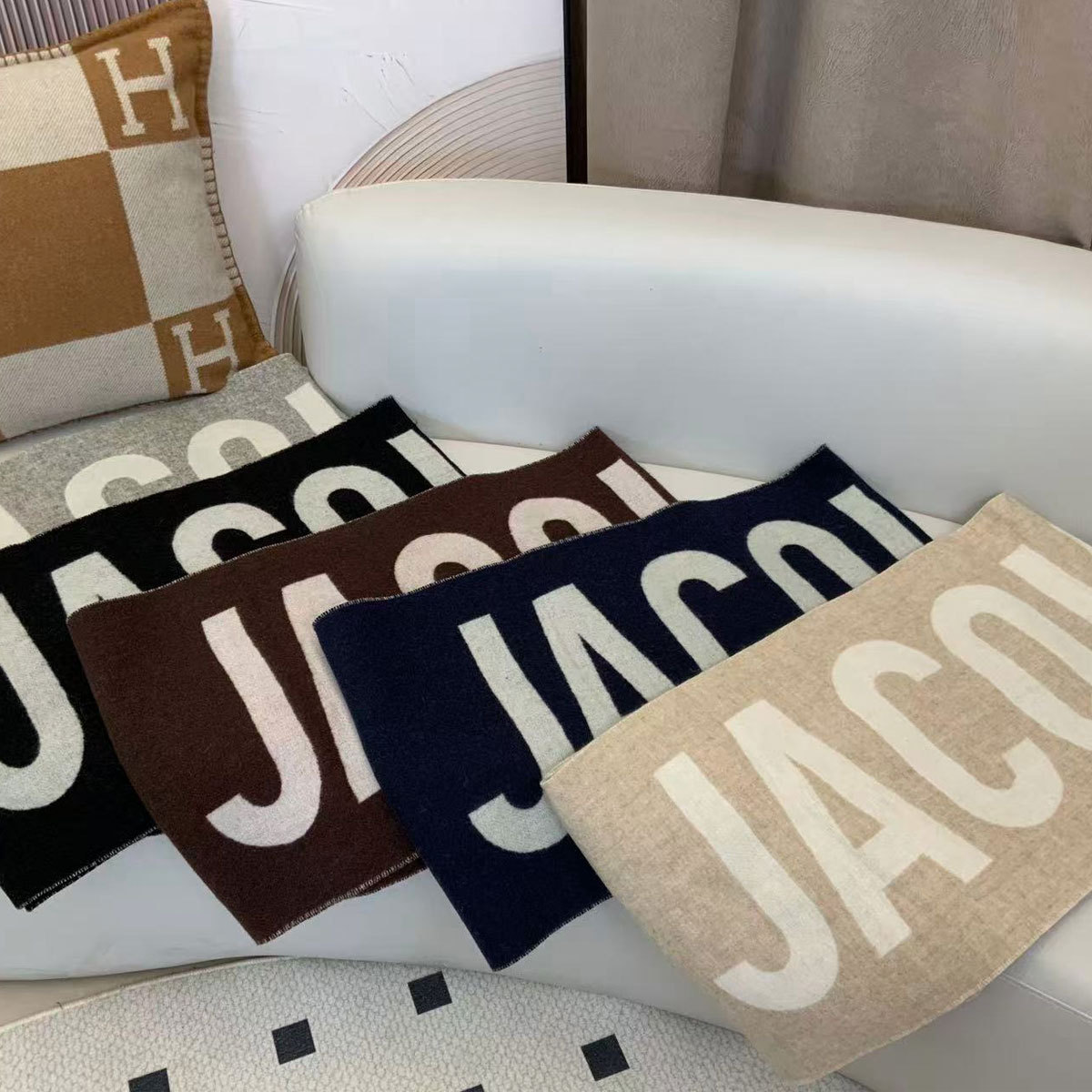 jacquemus羊羔毛三层提花围巾字母流苏保暖秋披肩