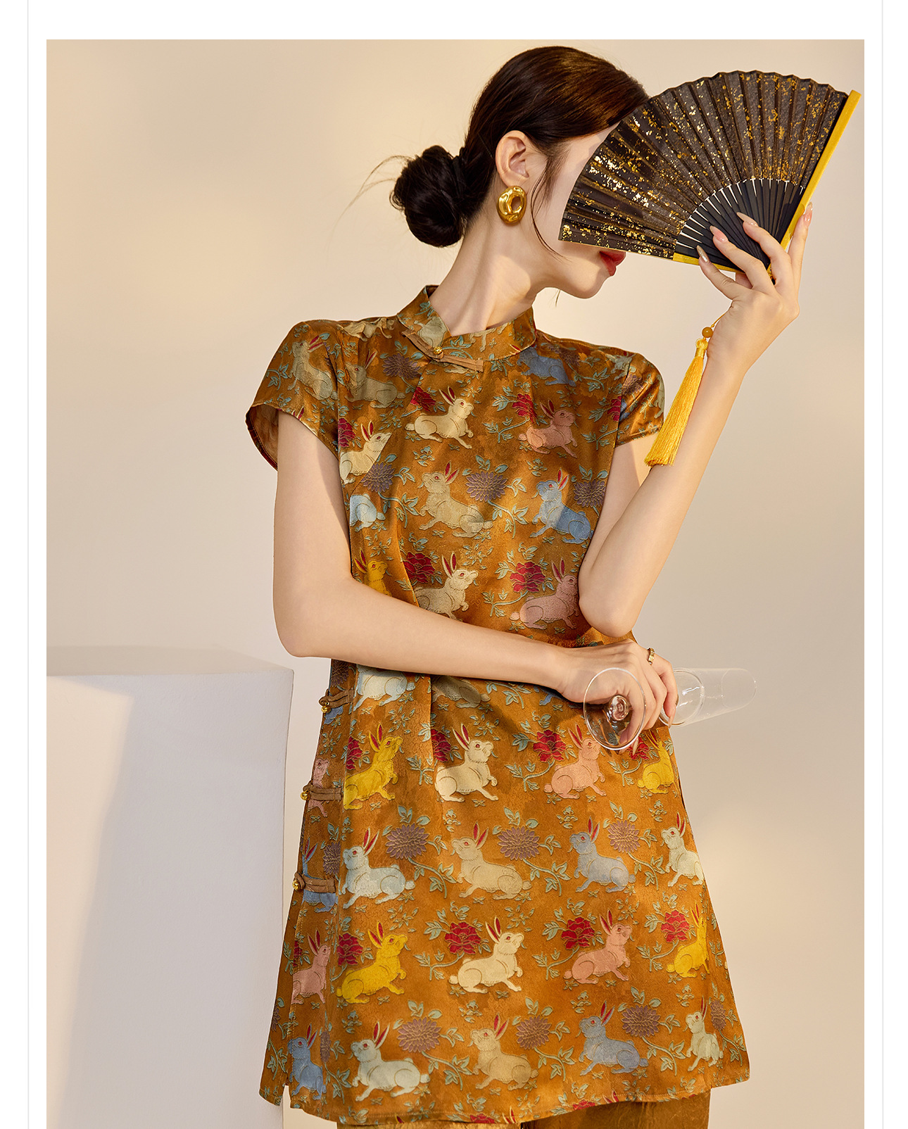 Đầm suông midi chữ A vải rayon thêu hoa cách tân cổ điển Trung Quốc — Màu đỏ san hô, Màu caramel chi tiết 25