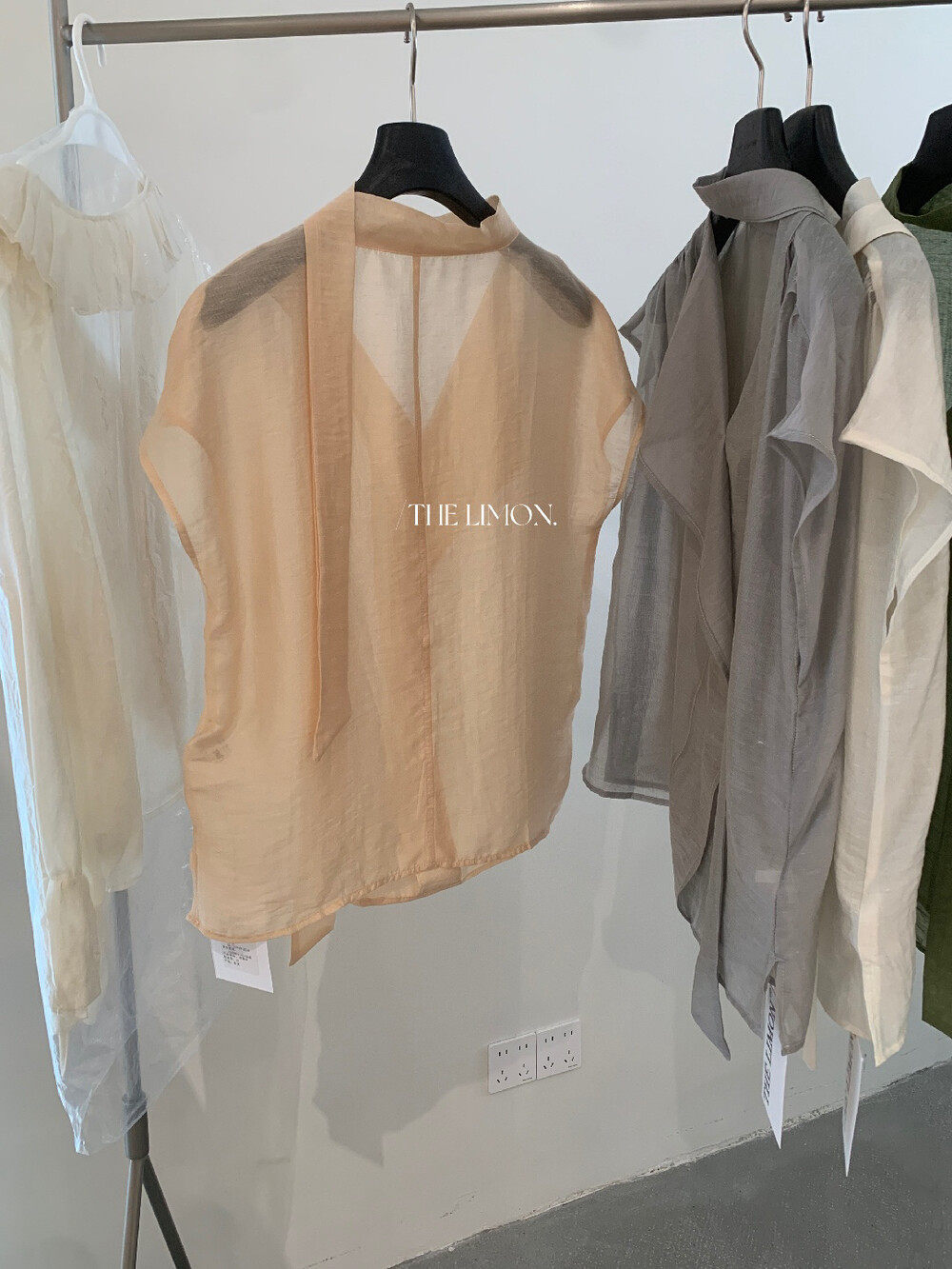 Áo sơ mi nữ linen cổ V tay dài phối dây rua, thiết kế thanh lịch mùa hè 2026 — Bột cam, xanh lá cây, màu xám, màu mơ chi tiết 14