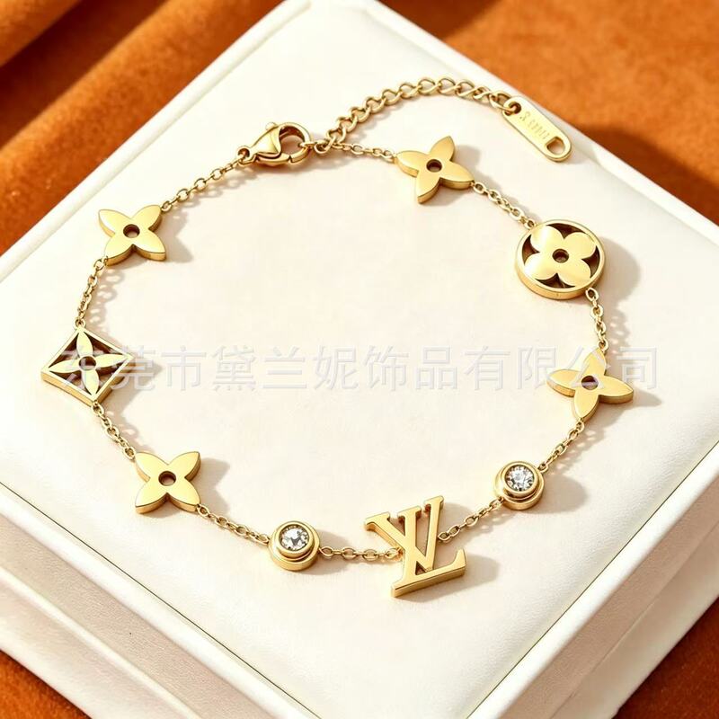 Cross-border versatile 18k gold fashion accessory ins bracelet, light luxury simple non-fading titanium steel bracelet for women, four-leaf clover
