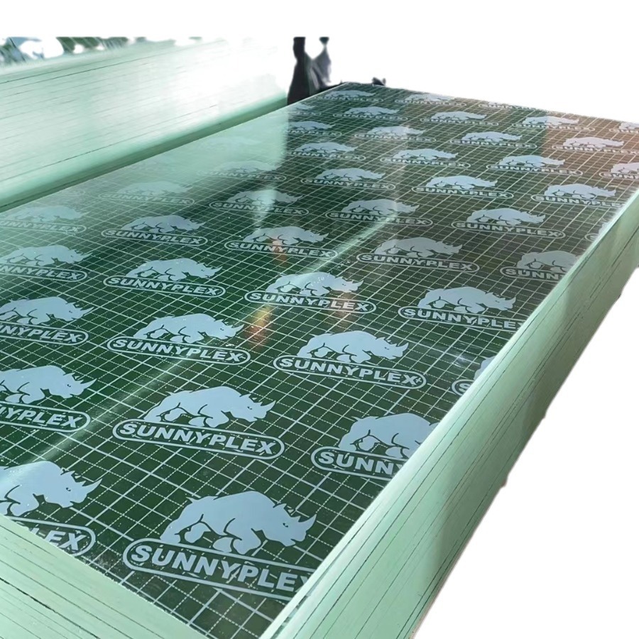 Las ventas directas de fábrica de madera contrachapada con película verde resistente al desgaste se pueden utilizar varias veces.