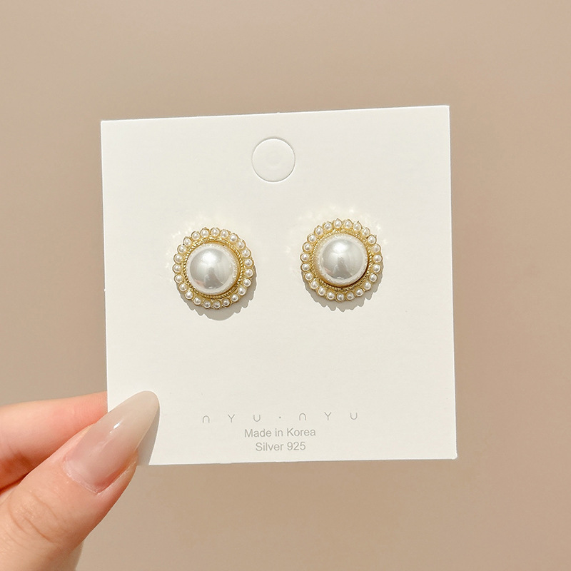 Pendientes de aleación Pendientes de alta calidad de perlas para mujer Pendientes exagerados de temperamento de lujo ligero coreano Pendientes largos con borlas al por mayor